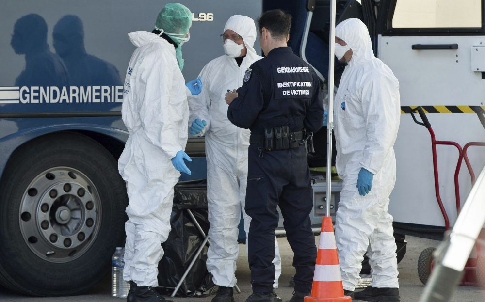 Dos miembro la policía francesa forense trabajan en la zona de la catástrofe en Seyne les Alpes (Francia).