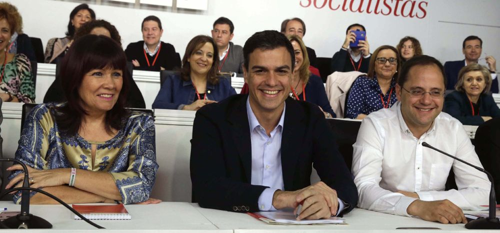 El secretario general del PSOE, Pedro Sánchez, acompañado por Micaela Navarro,iz., Cesar Luena,d, al inicio de la reunión del Comité Federal del PSOE.
