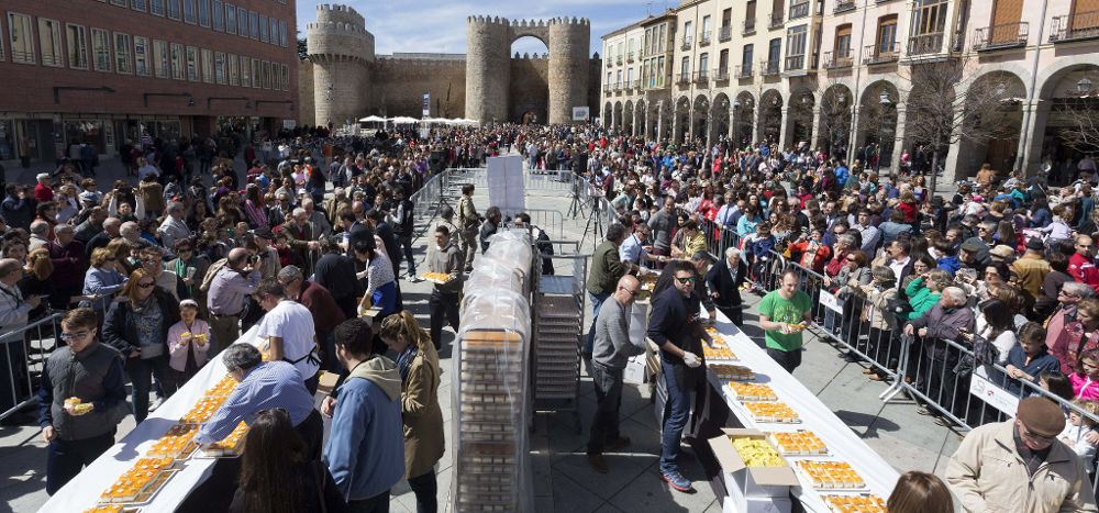 Vista de la plaza de Santa Teresa en Ávila donde se han repartido cientos de raciones de tarta dentro de los actos conmemorativos del V Centenario del nacimiento de la santa.