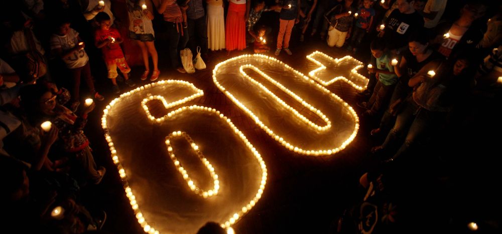 Un grupo de personas enciende velas hoy, sábado 28 de marzo de 2015, con motivo de La Hora del Planeta en la ciudad de Cali (Colombia).