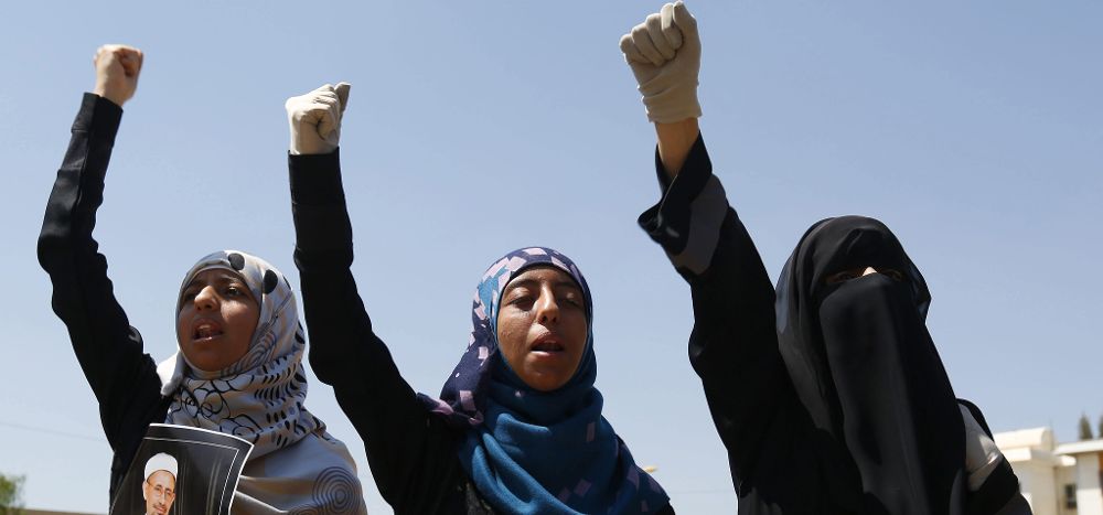 Simpatizantes del movimiento chií de los hutíes, participan en una protesta en contra de los ataques aéreos de la coalición militar árabe, encabezada por Arabia Saudí.