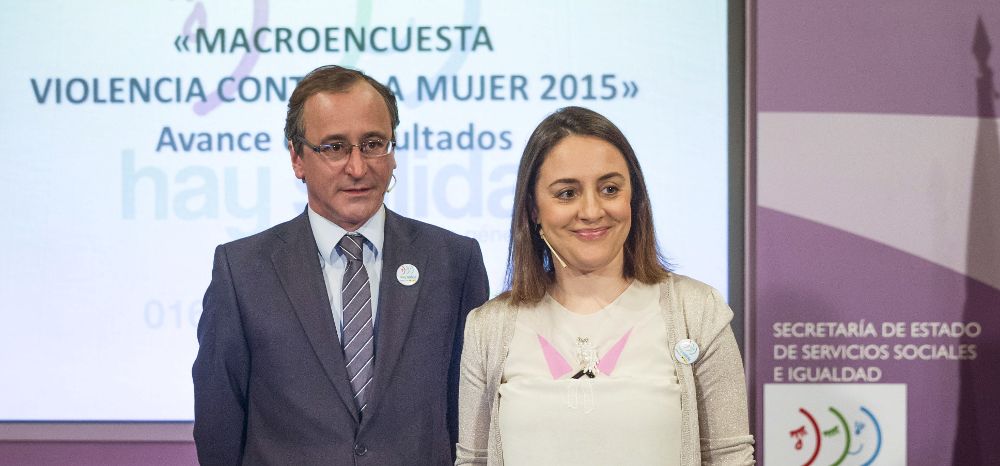 El ministro de Sanidad, Servicios Sociales e Igualdad, Alfonso Alonso y la delegada del Gobierno para la Violencia de Género, Blanca Hernández.