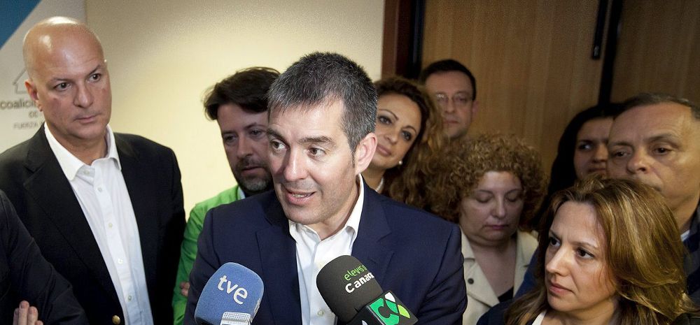 El candidato de Coalición Canaria a la Presidencia del Gobierno de Canarias, Fernando Clavijo (c), acompañado por destacados miembros en las listas de su partido.