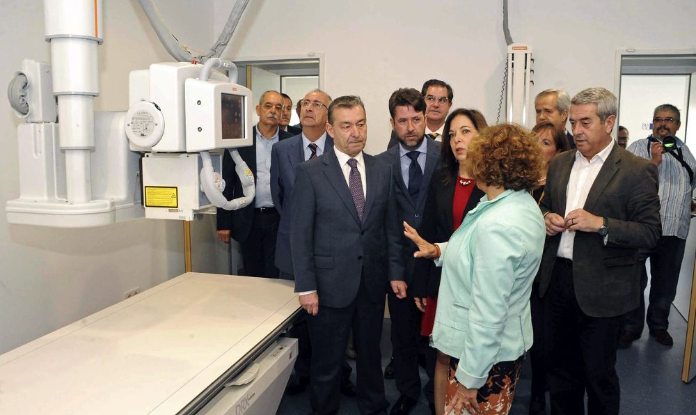 El presidente del Gobierno de Canarias, Paulino Rivero, durante la visita que ha realizado hoy al hospital del sur de Tenerife.