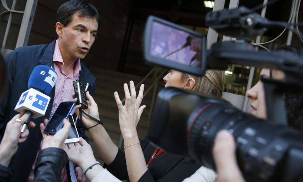 El "número dos" de UPyD, Andrés Herzog, realiza declaraciones a la prensa a su llegada a la reunión que el partido ha mantenido esta tarde en su sede de Madrid.