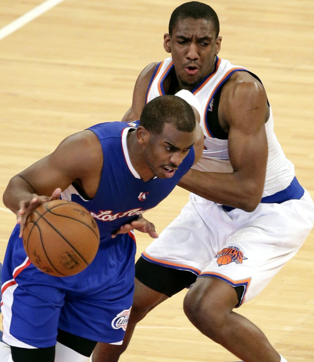 Langston Galloway de Knicks disputa el balón con Chris Paul (i) de Clippers.