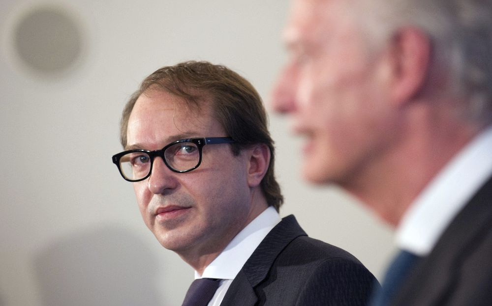El presidente de Germanwings, Thomas Winkelmann (dcha), y el ministro alemán de Transporte, Alexander Dobrindt, ofrecen una rueda de prensa tras su reunión en Berlín (Alemania) hoy, jueves.