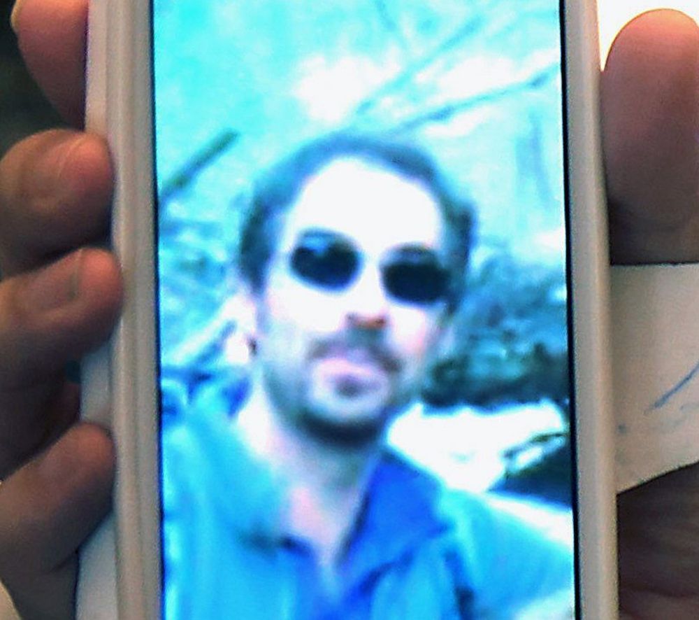 Fotografía del inspector de policía José Antonio Martínez mostrada a través de un móvil.