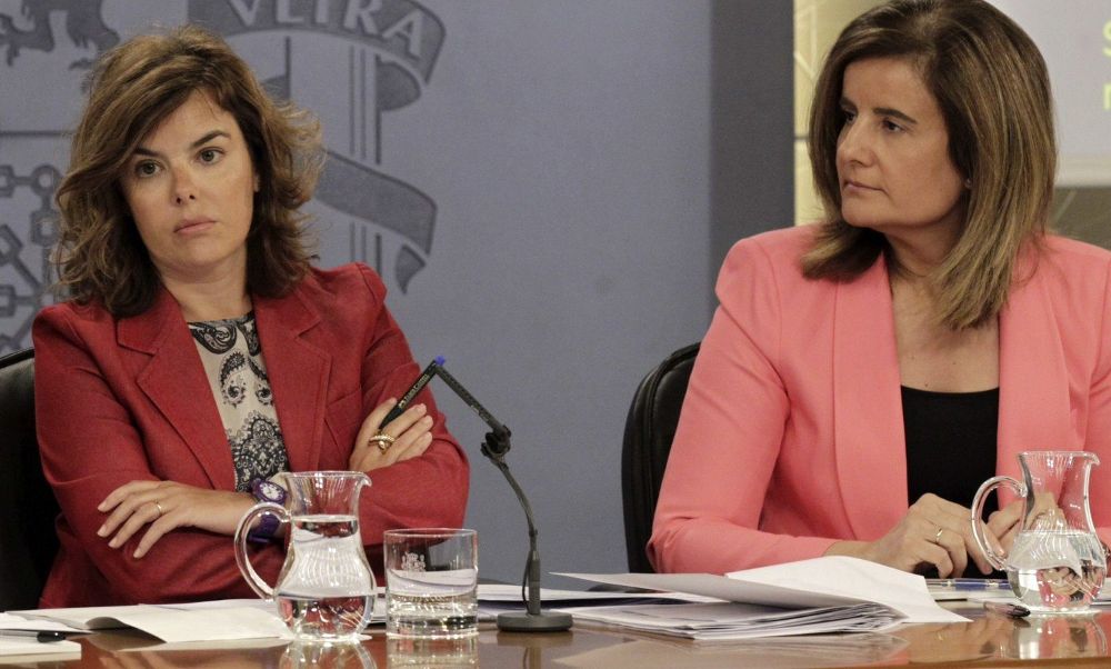 La vicepresidenta del Gobierno, Soraya Sáenz de Santamaría, y la ministra de Empleo, Fátima Báñez.