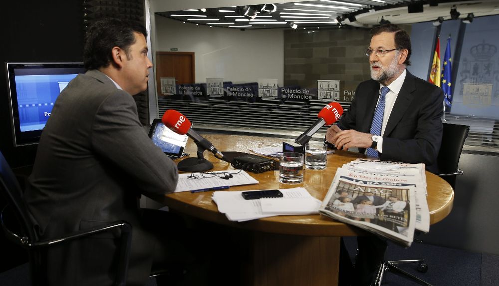 El presidente del Gobierno, Mariano Rajoy, durante la entrevista con Radio Nacional desde el Palacio de La Moncloa.
