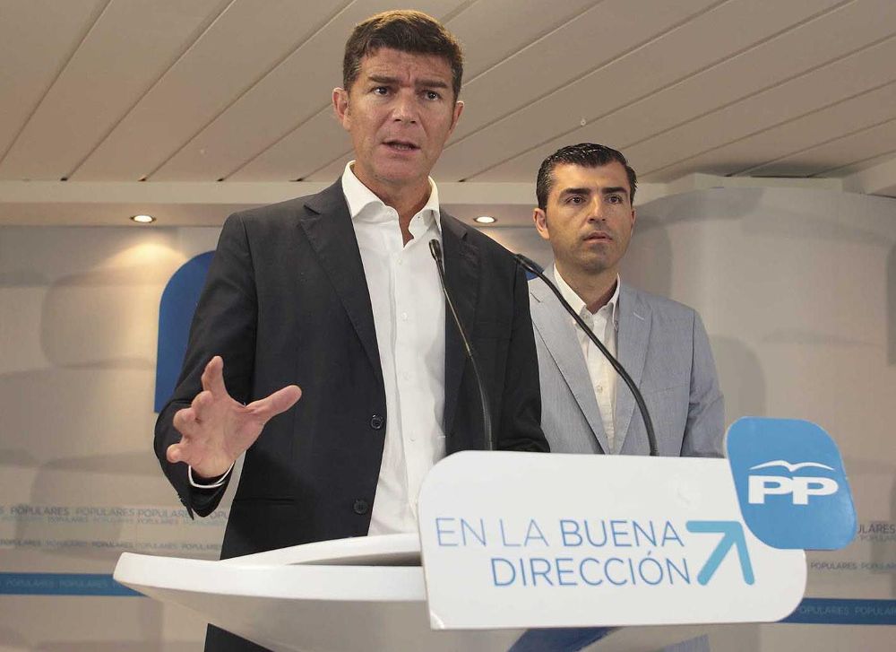 Guillermo Díaz Guerra (izqda.) y el presidente del PP tinerfeño, Manuel Domínguez.