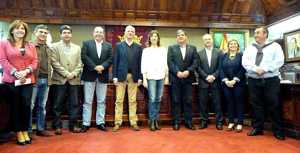 Alcaldes y concejales del Norte, ayer, en el salón de plenos del Ayuntamiento portuense.