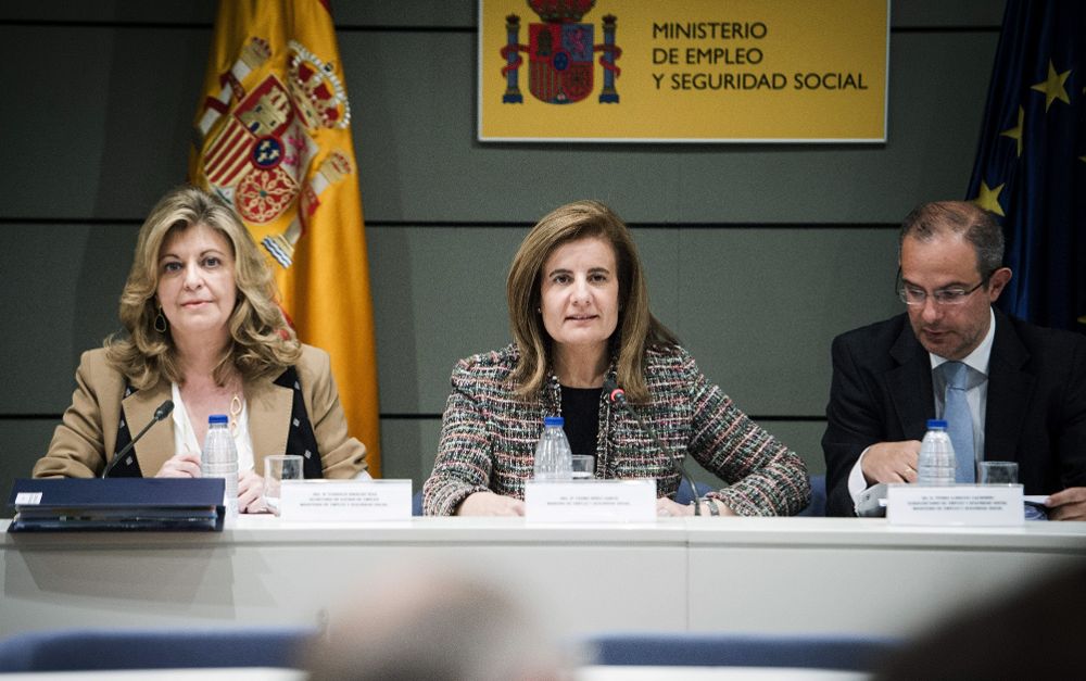 La ministra de Empleo, Fátima Báñez (c), la secretaria de Estado de Empleo, Engracia Hidalgo y el subsecretario de Empleo, Pedro Llorente, durante la LX Conferencia Sectorial de Empleo y Asuntos Laborales, esta tarde en Madrid.