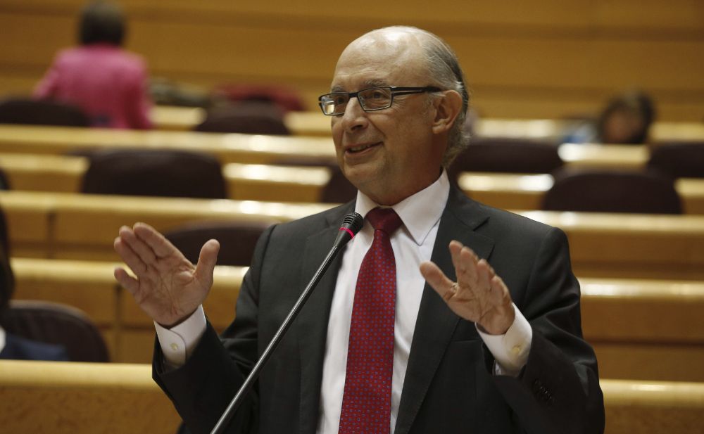 El ministro de Hacienda y Administraciones Públicas, Cristóbal Montoro, durante su intervención en la sesión de control al Gobierno, esta tarde en el pleno del Senado.