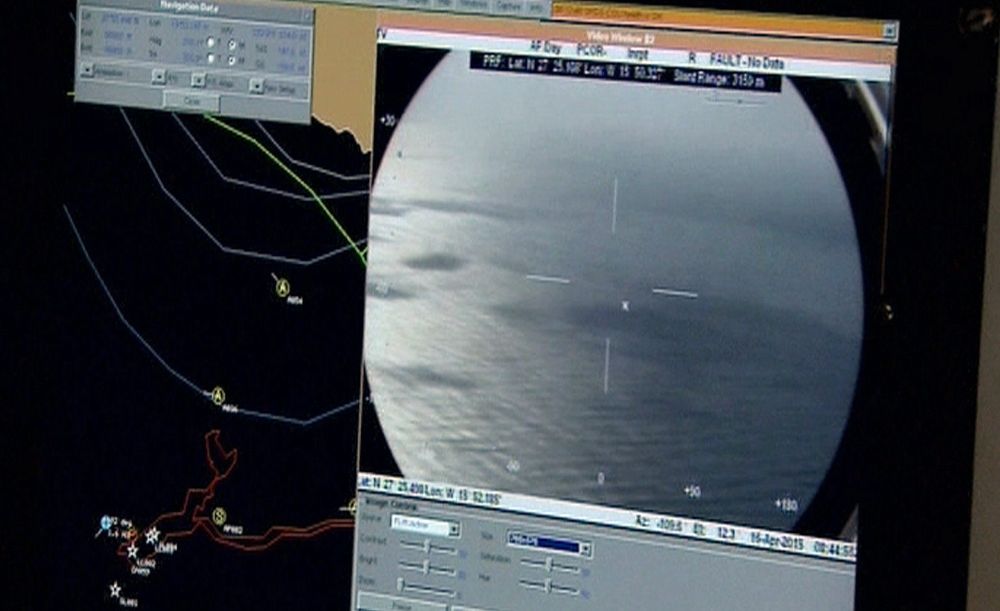 Imagen tomada de televisión de uno de los monitores que, desde un helicóptero, vigilan la zona en la que el pesquero ruso "Oleg Nayvenov", hundido el martes al sur de Maspalomas, sigue vertiendo fuel al mar.