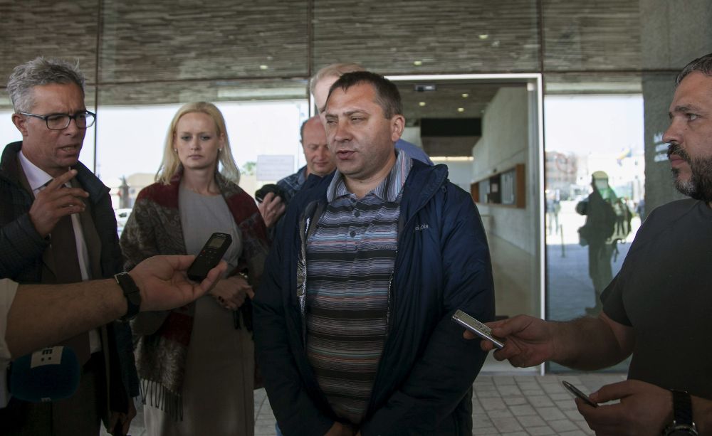 El capitán del pesquero ruso "Oleg Naydenov", Igor Dorofieyev (c), durante unas declaraciones a la prensa en las que ha calificado de "error muy grave" la decisión de la Capitanía Marítima de Las Palmas.