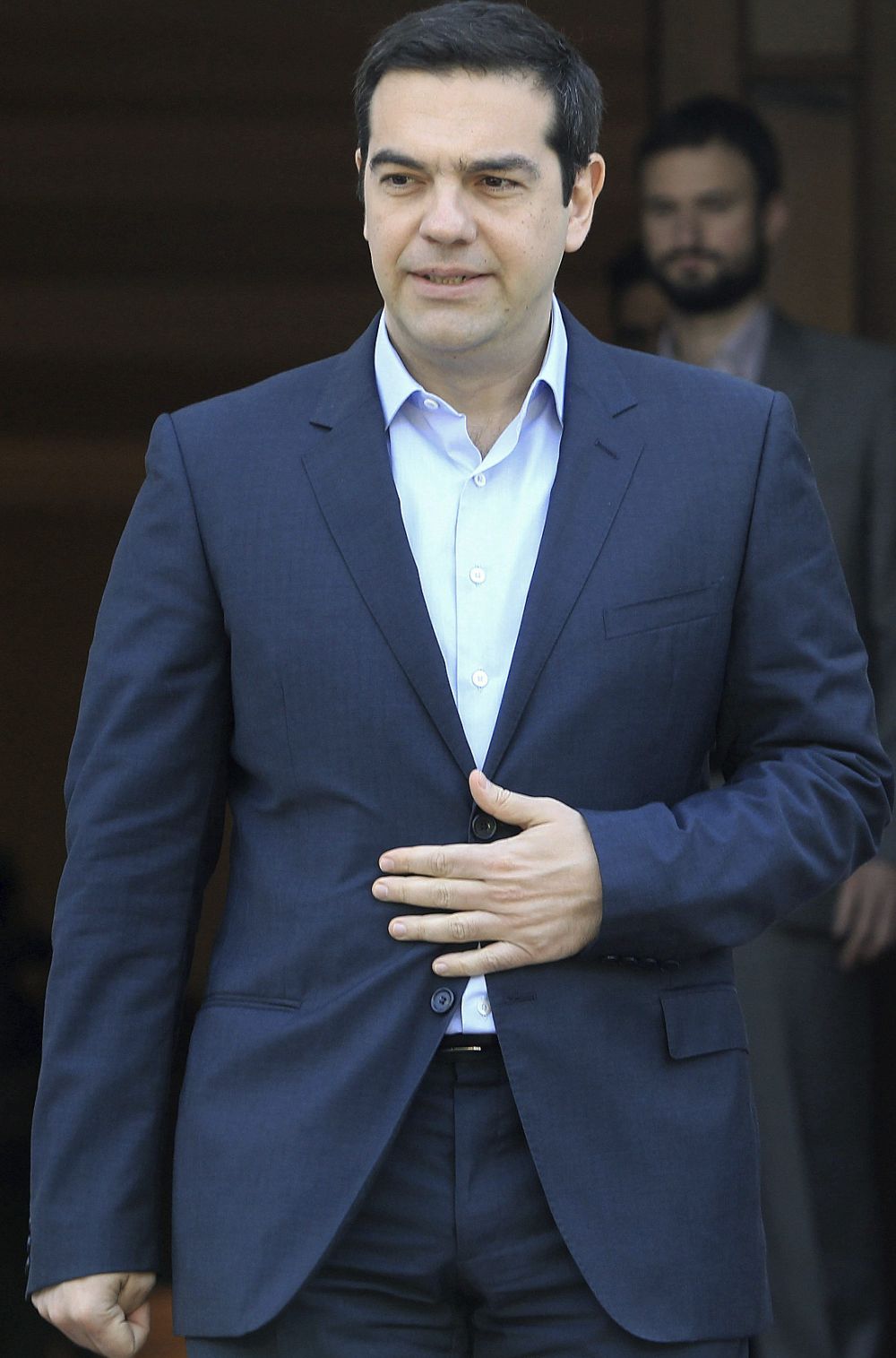 El primer ministro griego, Alexis Tsipras (c), espera la llegada del presidente de Chipre, Nikos Anastasiadis, antes de su reunión en Atenas,el viernes.
