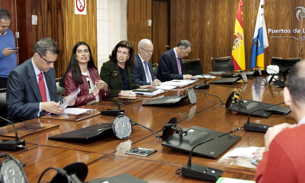Reunión de ayer, viernes, entre la delegada del Gobierno en Canarias, María del Carmen Bento (2i), con responsables del Gobierno de Canarias y del Ministerio de Fomento, para coordina el operativo.
