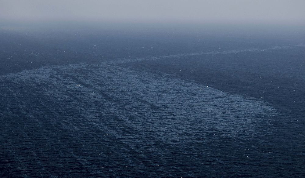 Fotografía facilitada hoy por Greenpeace que ha sobrevolado la zona del hundimiento del pesquero "Oleg Naydenov", al sur de Gran Canaria.
