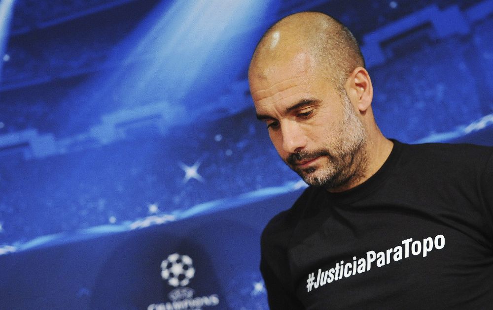 El entrenador del Bayern de Múnich, Josep Guardiola, ofrece una rueda de prensa en Múnich hoy, lunes.