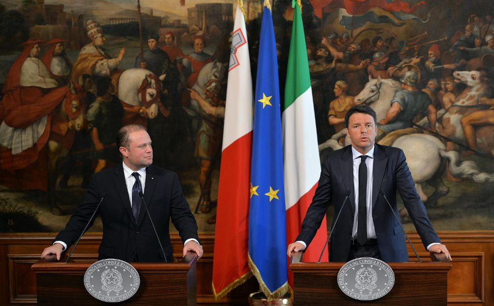 El primer ministro italiano, Matteo Renzi (d), y su homólogo maltés, Joseph Muscat, durante la rueda de prensa que han ofrecido tras su reunión en Roma.