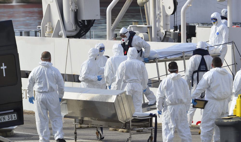 Miembros de la Guardia Costera italiana desembarcan los cuerpos sin vida de 24 inmigrantes del barco "Gregoretti", en el puerto de la Valeta en Malta hoy, lunes.