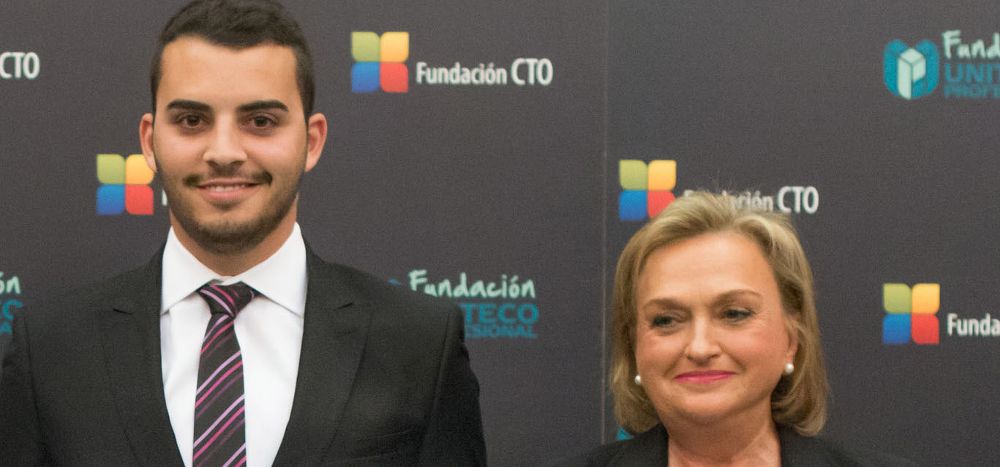 Carlos Nicolás Pérez García, número 37 MIR 2015, junto a Pilar Díaz, presidenta de la Fundación CTO.