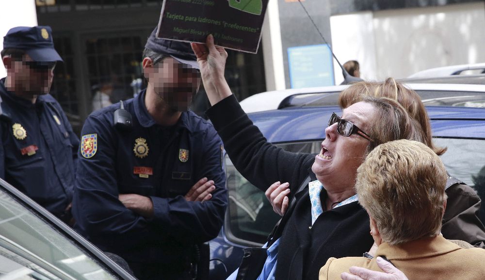 Un grupo de preferentistas se ha manifestado esta mañana frente a la casa del exvicepresidente del Gobierno Rodrigo Rato, al que han increpado con gritos e insultos cuando salía para dirigirse a su despacho. 
