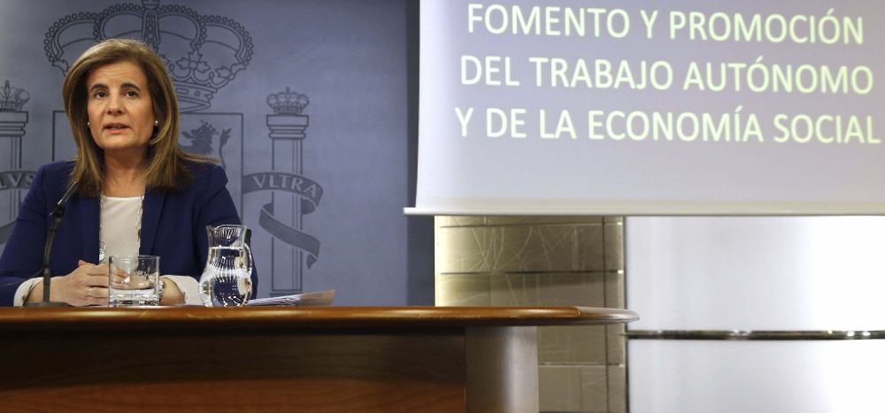 La ministra de Empleo, Fátima Báñez, durante la rueda de prensa ofrecida tras la reunión del Consejo de Ministros, hoy en Madrid.