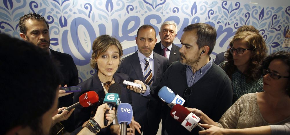 La ministra de Agricultura, Isabel García Tejerina, realiza declaraciones a la prensa.