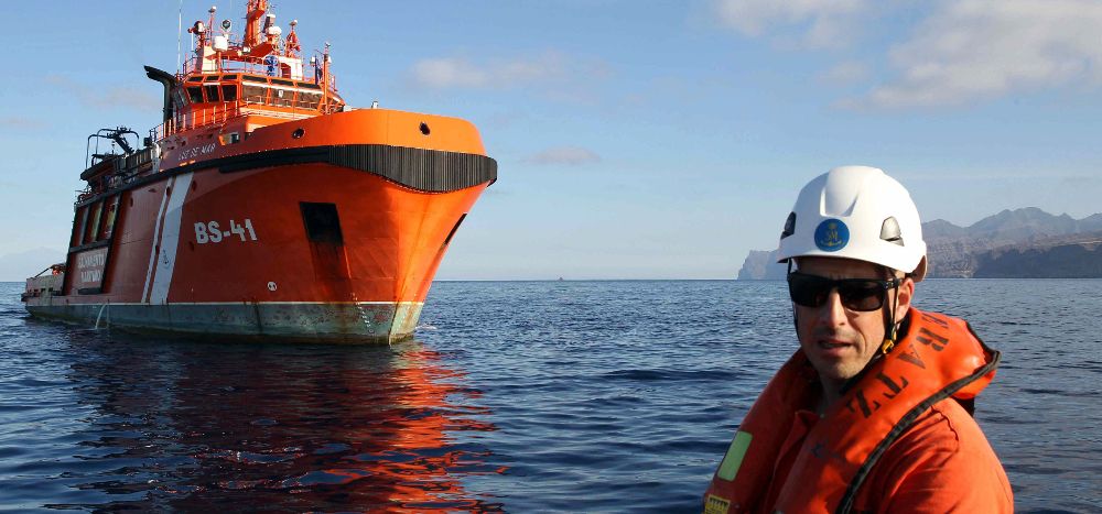 El barco Luz de Mar, de Salvamento Marítimo, realiza labores de búsqueda de combustible.