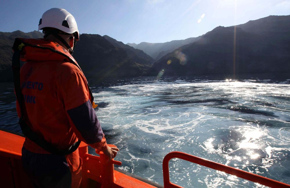 La salvamar Alpheratz, de Salvamento Marítimo, realiza labores de búsqueda de combustible en la costa de Gran Canaria entre La Aldea y Mogán.