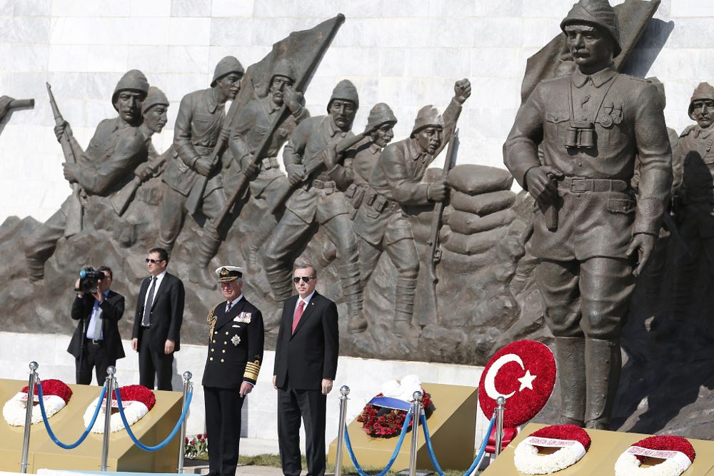 El príncipe Carlos de Gales (2d) y el presidente de Turquía, Recep Tayyip Erdogan (d), asisten a una ceremonia que conmemora el centenario de la batalla de Galípoli.