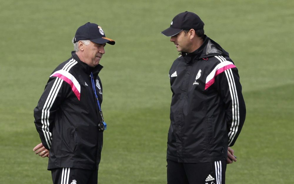 El técnico del Real Madrid, Carlo Ancelotti (i), durante el entrenamiento del equipo.