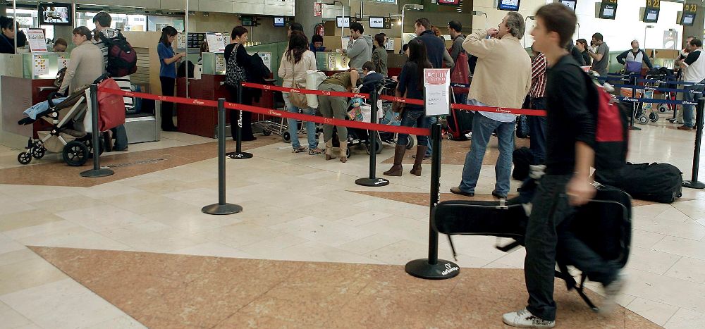 Varias personas esperan para facturar en los mostradores del aeropuerto Tenerife-Norte donde ha vuelto la normalidad tras el cierre del espacio aéreo nacional el pasado viernes y sábado.