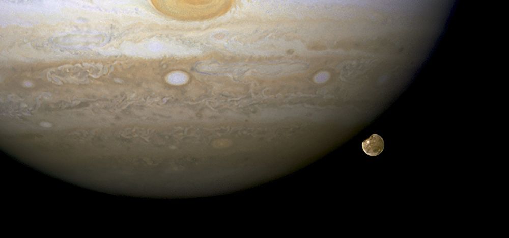 Fotografía facilitada por Taschen de una de las imágenes de su libro "Expanding Universe" que muestra el planeta Jupiter junto a una de sus lunas Ganimedes.