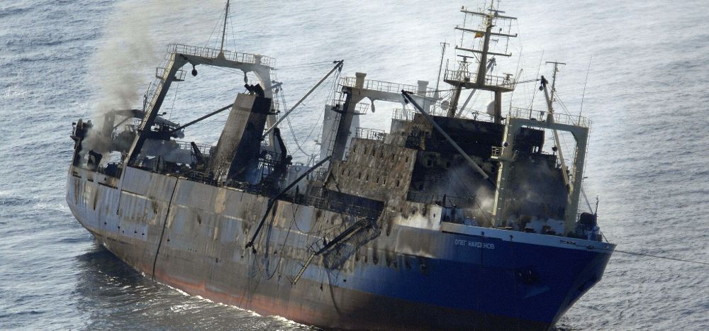 Fotografía tomada por el SAR del Ejército del Aire, en la tarde del lunes en la que el pesquero ruso "Oleg Naidenov" fue remolcado a alta mar tras sufrir un incendio a bordo en el puerto de Las Palmas de Gran Canaria.