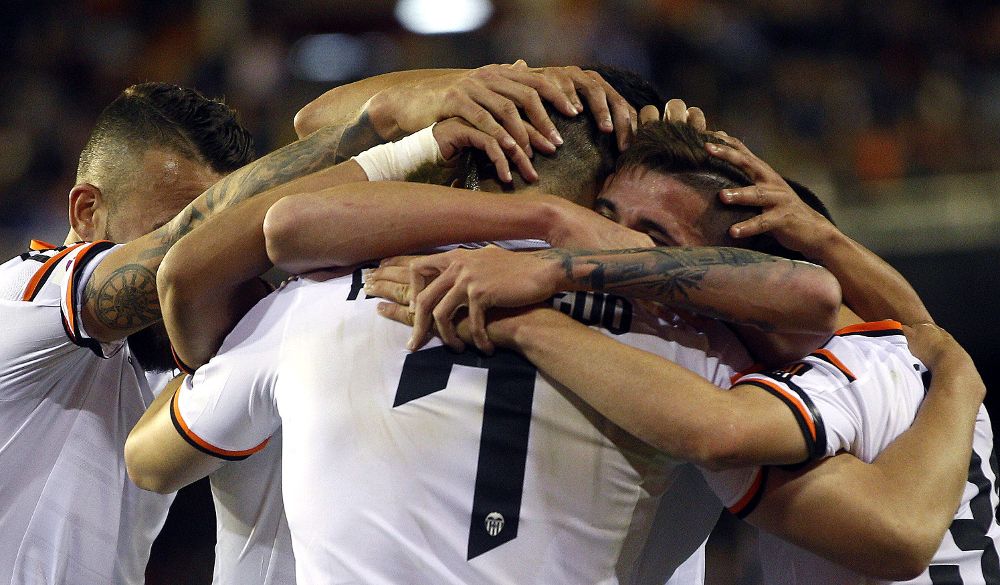 Los jugadores del Valencia celebran el cuarto gol del equipo.