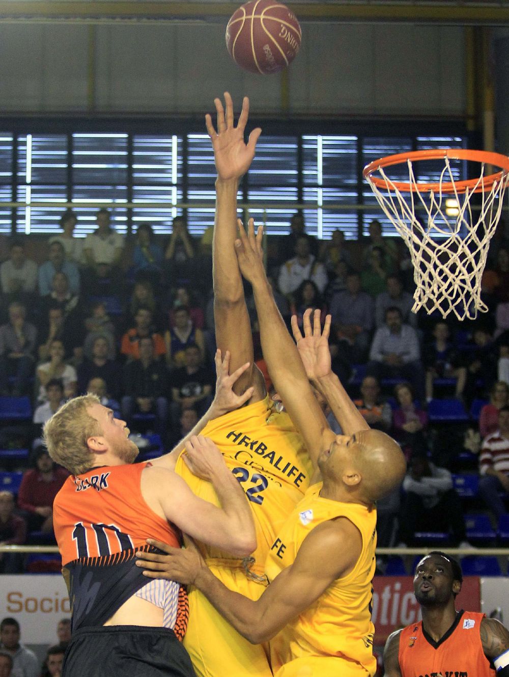 El alero británico del Fuenlabrada Daniel Clark (i) lucha un balón con el alero del Gran Canaria Eulis Báez (d), durante el partido de la vigésima octava jornada de Liga ACB disputado en el pabellón Fernando Martín de Fuenlabrada.