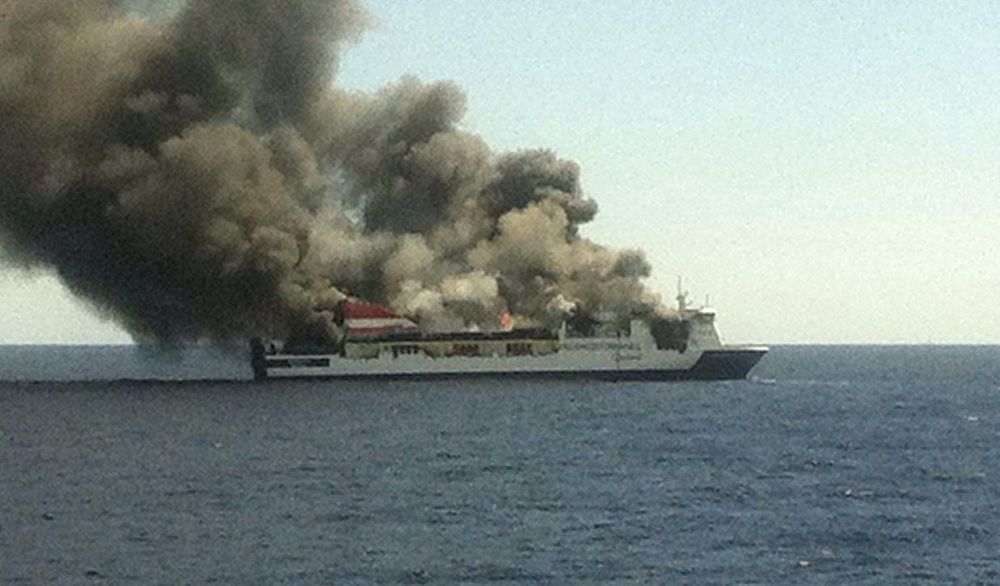 Fotografía facilitada por un viajero evacuado que muestra el incendio de un ferry de la compañía Acciona Trasmediterránea que había zarpado poco antes del mediodía desde el puerto de Palma con destino a Valencia.