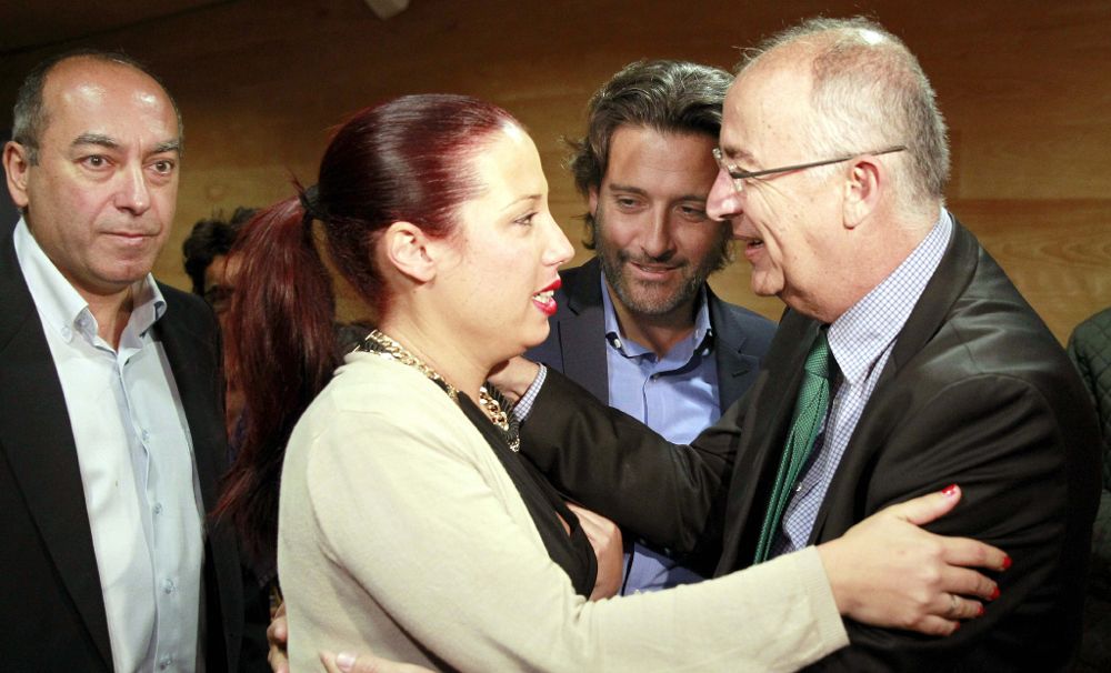 La candidata socialista a la Presidencia del Gobierno de Canarias, Patricia Hernández, saluda al consejero de la presidencia del Gobierno regional, Francisco Hernández Spínola.