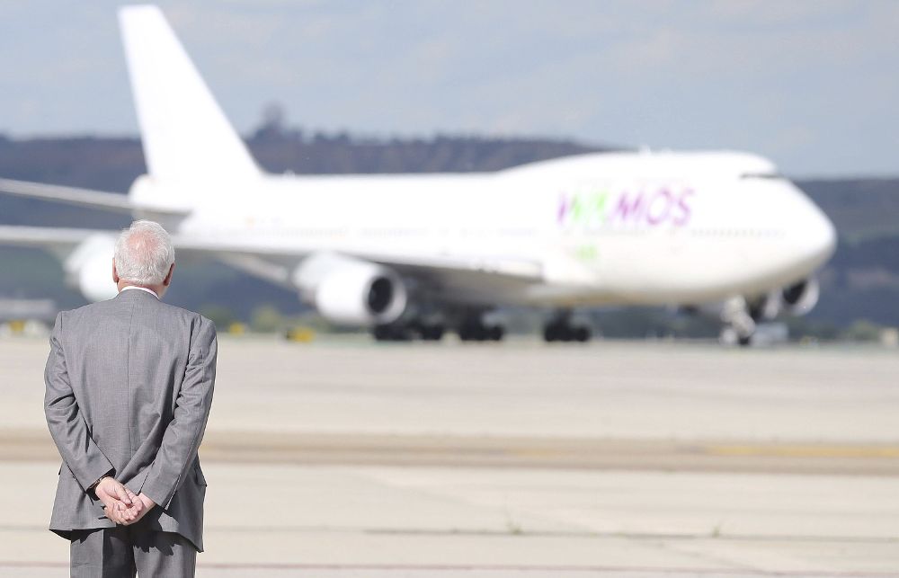 El ministro de Asuntos Exteriores, José Manuel García-Margallo, observa la aproximación del segundo avión que ha trasladado desde Nueva Delhi a ciudadanos españoles que se encontraban en Nepal cuando se registró el terremoto, tras aterrizar esta tarde al aeropuerto de Barajas. 