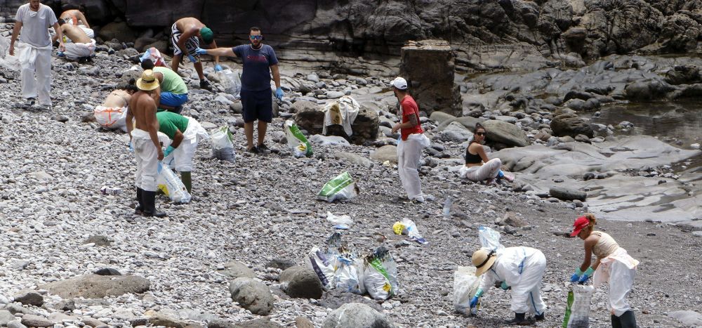 En la imagen grupos de voluntarios en tareas de limpieza, Playa de La Cantera (Mogan).
