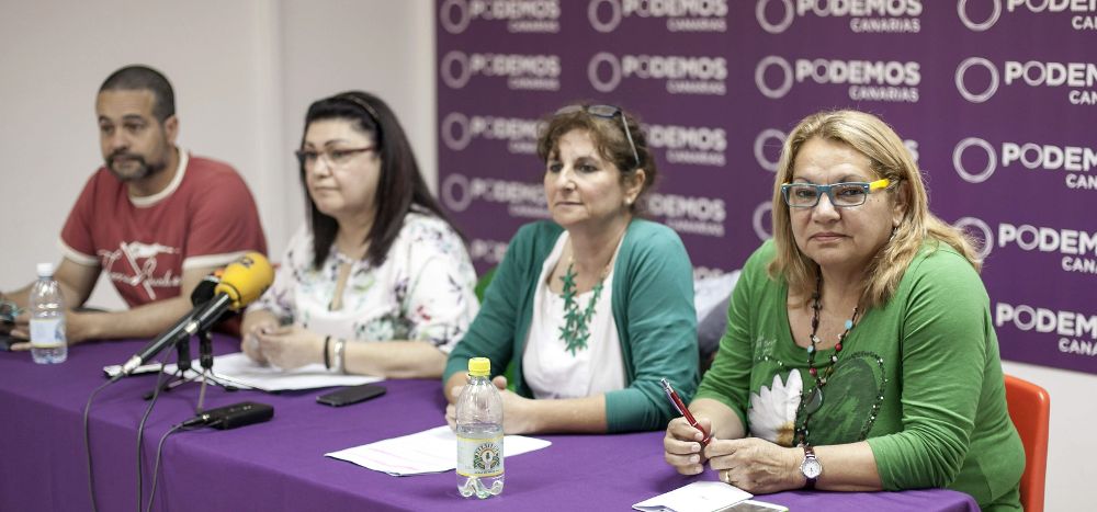 Los miembros de Podemos Canarias (i-d) Agustín Henríquez, Carmen valido, Conchi Monzón y la secretaria general en Canarias Mary Pita, presentaron hoy las propuestas contra la corrupción contenidas en su programa electoral para el archipiélago.