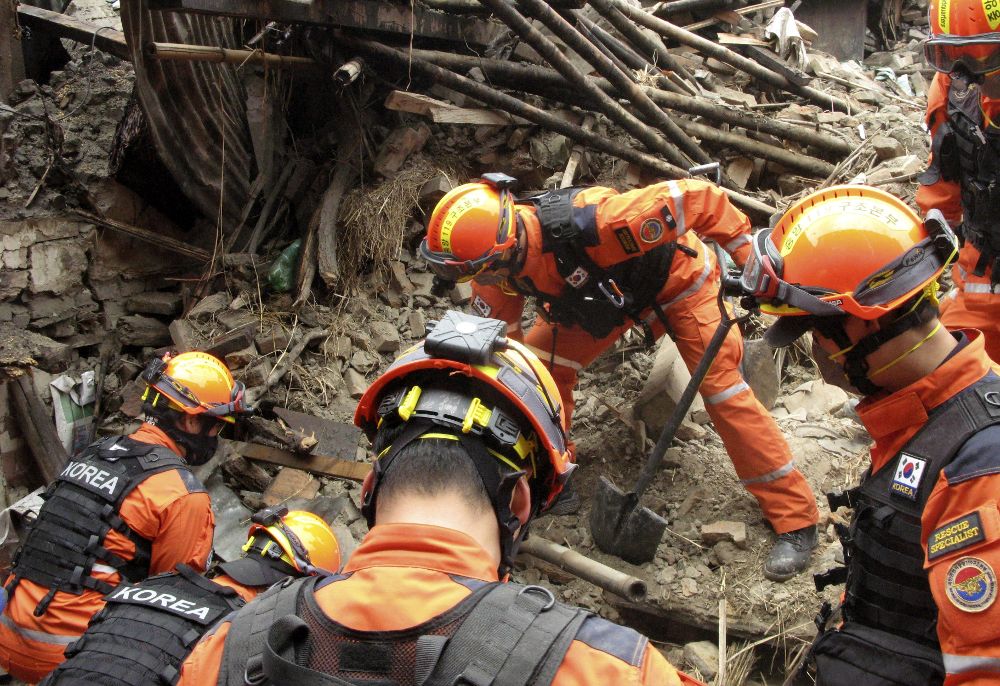 Miembros de los equipos de resctate trabajan en Bhaktapur, a unos 10 kilómetros de Katmandú, cinco días después del terremoto.