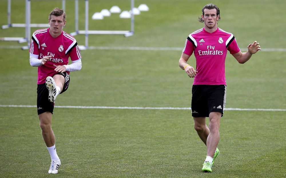 El delantero galés del Real Madrid, Gareth Bale (d), junto al alemán Toni Kroos (i).