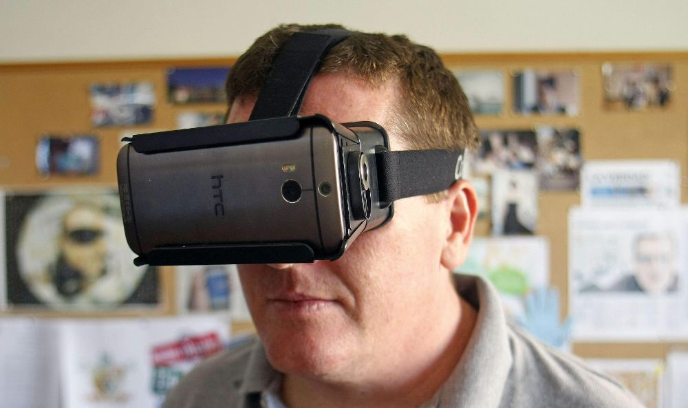 Juan Manuel Sáez, de Mobile Vision Research Laboratory (MVRL) de la UA, prureba la aplicación para smartphones que los transforma en unas gafas electrónicas que facilita la visión a discapacitados visuales. 