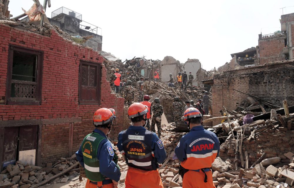 Soldados nepaleses y miembros del equipo de búsqueda y rescater trabajan en una calle de Sakhu, a 25 kilómetros de Kathmandú.