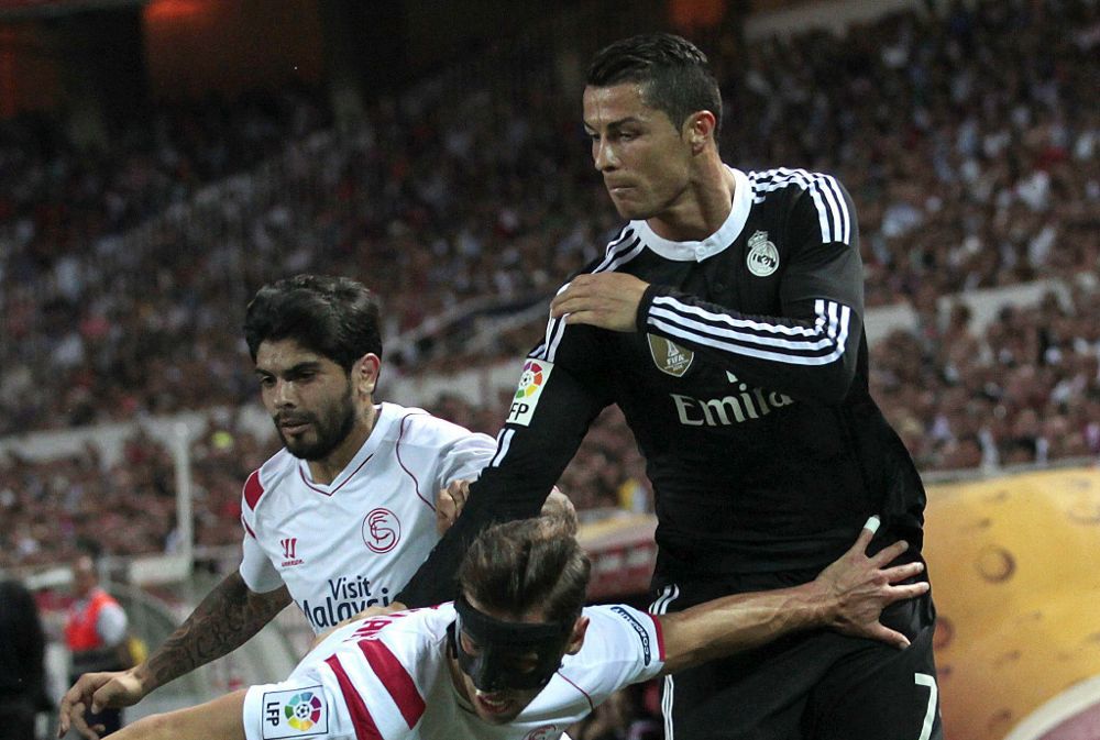 Krychowiak (c), disputa un balón con Cristiano Ronaldo (d).