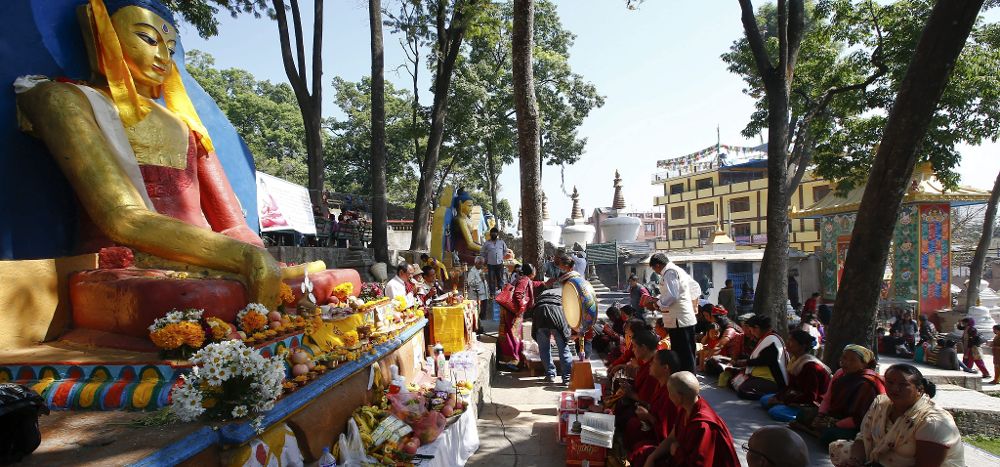 Varios budistas rezan a las puertas del Syambhunaath Stupa, también conocido como Templo del Mono.